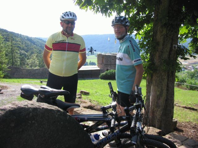 Thomas und Lothar nach kniffligem Trialdownhill auf Burg Freudnberg am Main